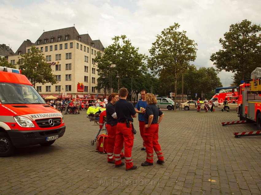 2 Denkmalkletterer hielten Feuerwehr und Polizei in Trapp Koeln Heumarkt P027.JPG
